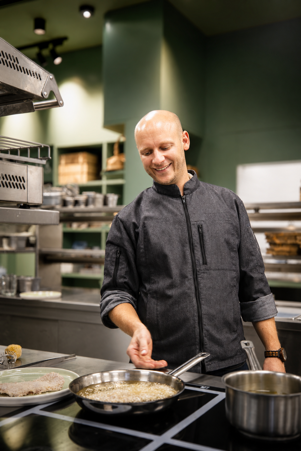Stefan Pichler, Küchenchef und Gründer von cook&kalk, in seiner Küche am Herd